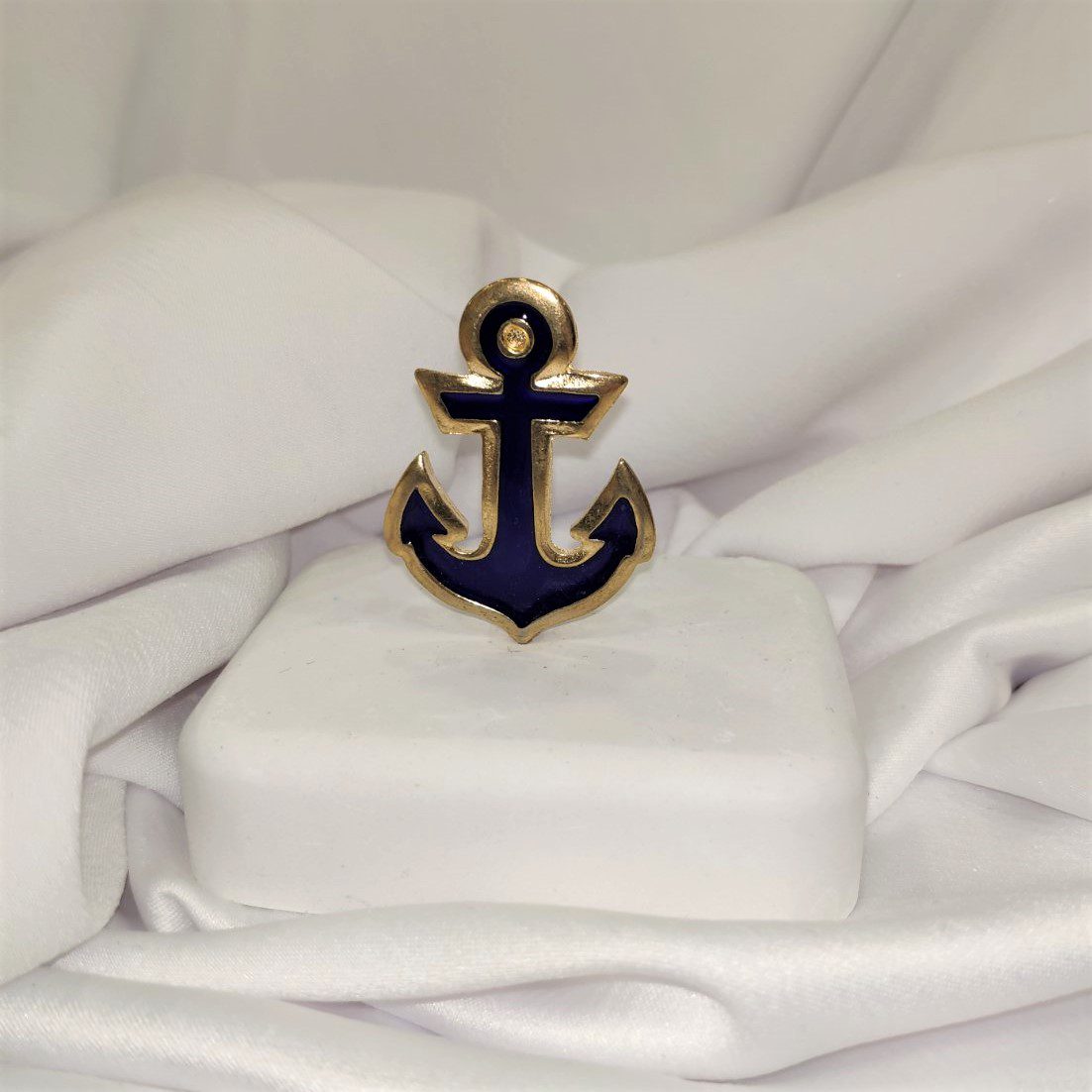 Μπομπονιέρα με λευκό βότσαλο και επίχρυση άγκυρα