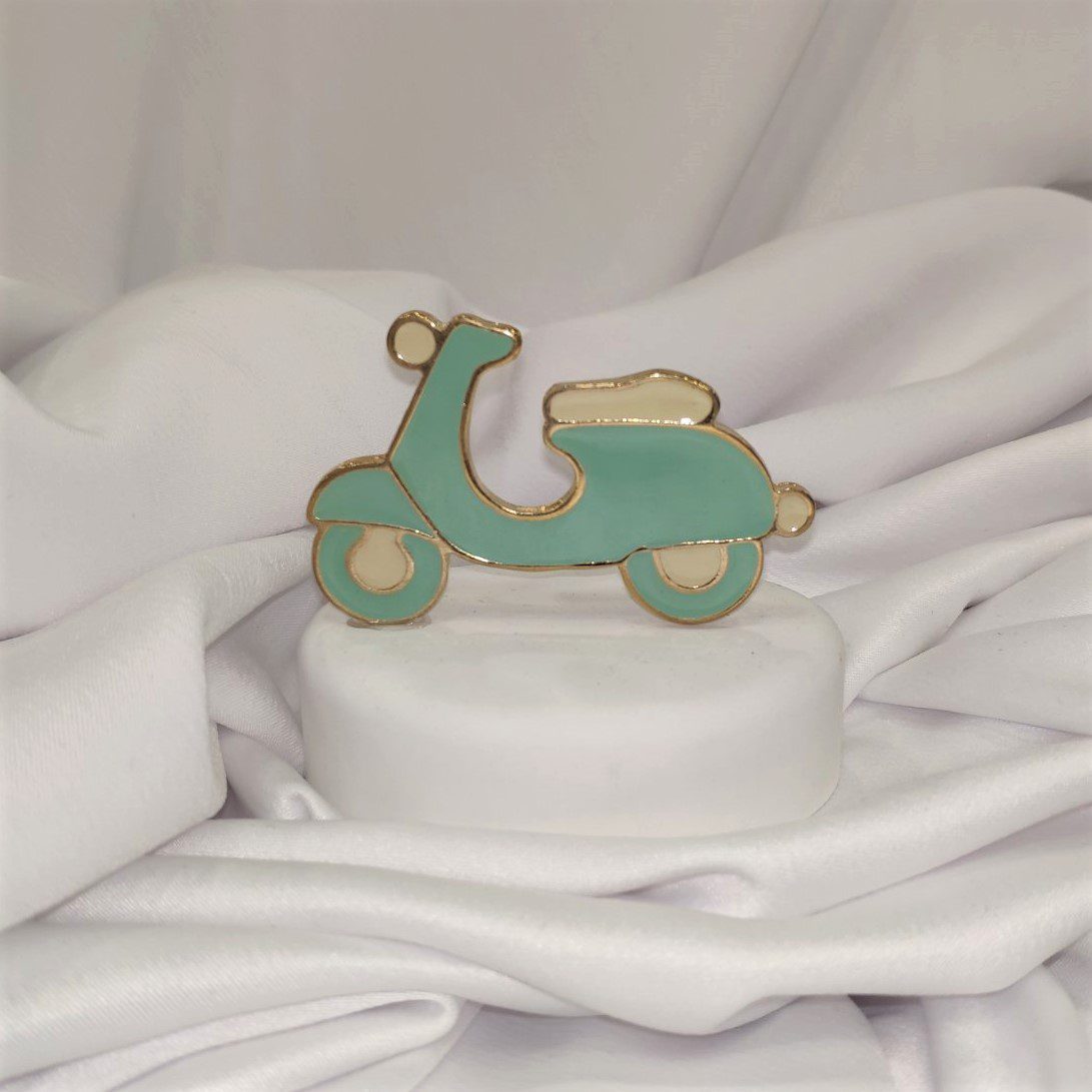 Μπομπονιέρα με λευκό βότσαλο και επίχρυση βέσπα