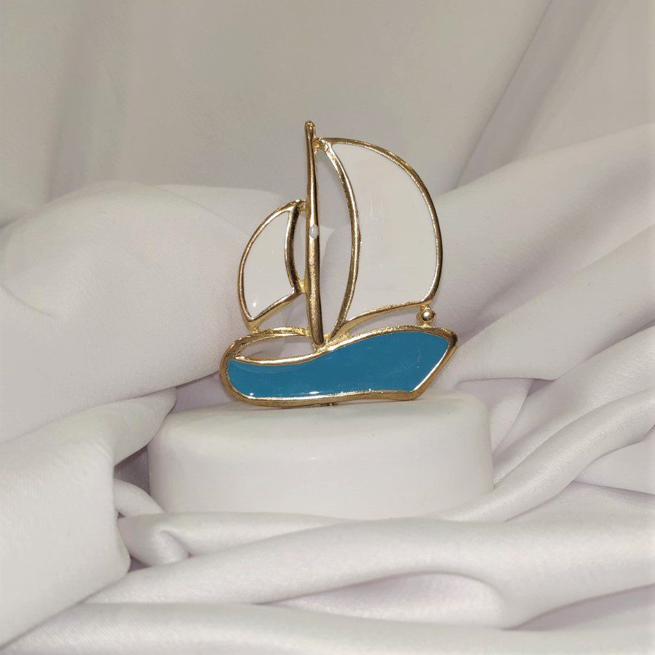 Μπομπονιέρα με λευκό βότσαλο και επίχρυσο καραβάκι