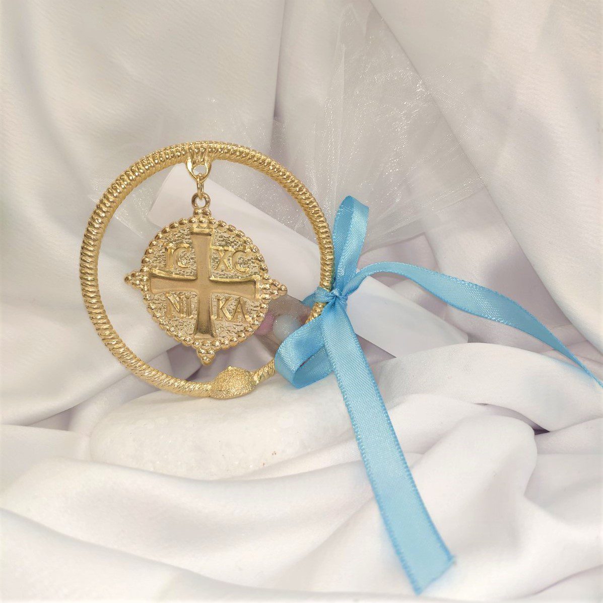 Μπομπονιέρα και προσκλητήριο με λευκό βότσαλο και επίχρυσο Κωνσταντινάτο