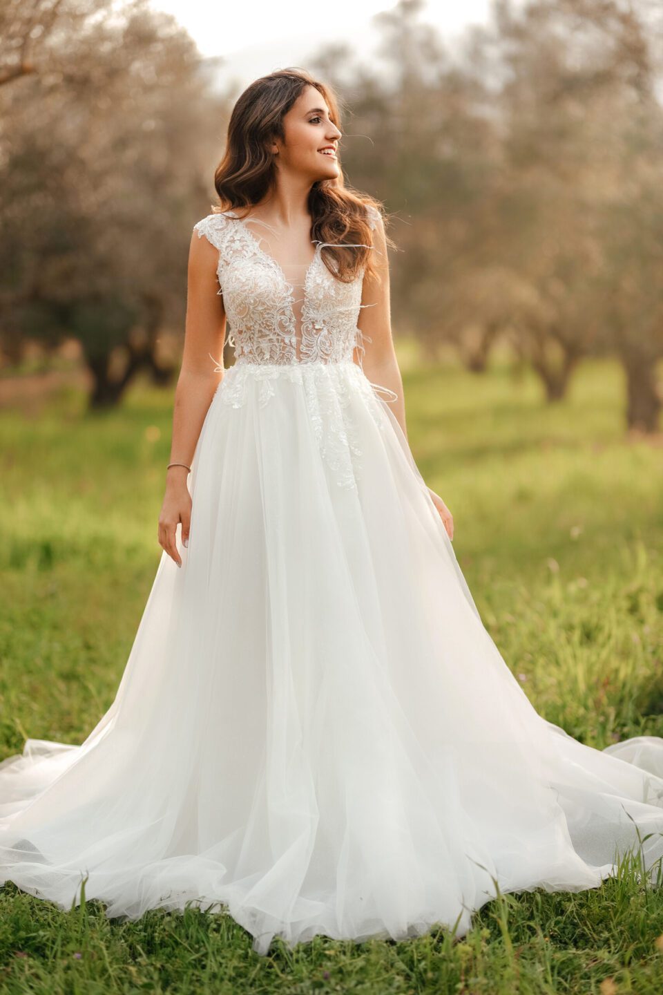 Εντυπωσιακό Νυφικό με μπούστο δαντέλα και ανοιχτή πλάτη