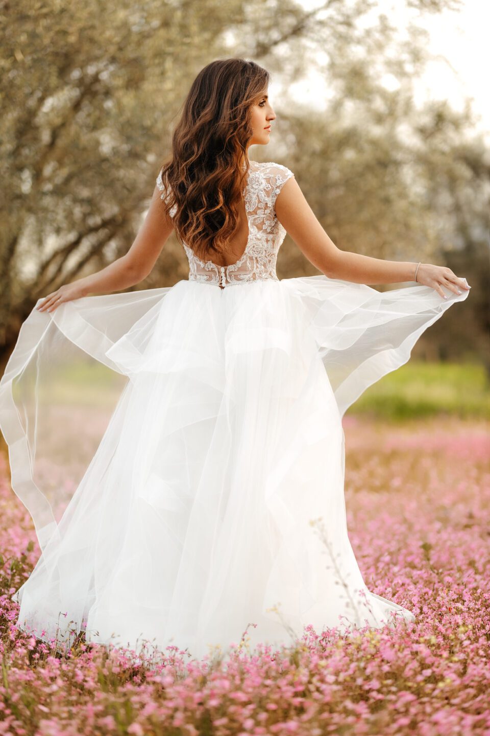 Εντυπωσιακό Νυφικό με μπούστο δαντέλα και ανοιχτή πλάτη