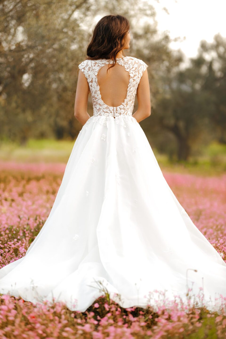 Εντυπωσιακό Νυφικό με μπούστο δαντέλα και ανοιχτή πλάτη