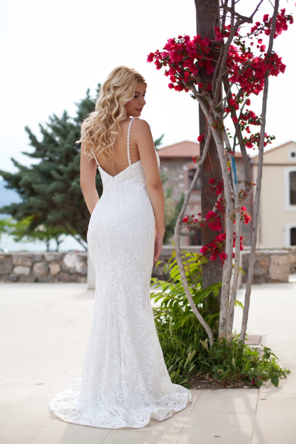 Γοργονέ νυφικό όλο δαντέλα με ουρά