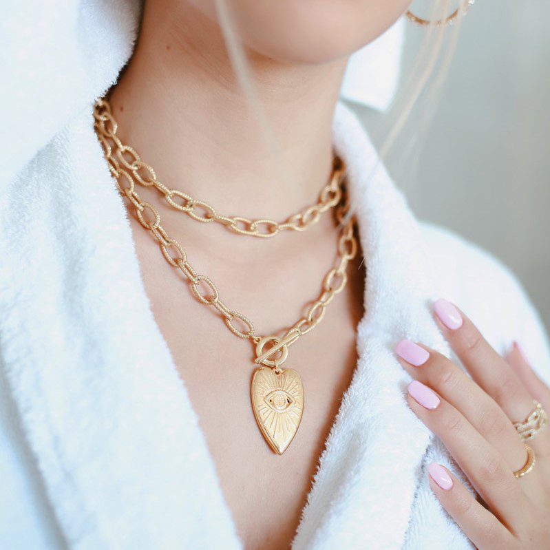 Κοντό κολιέ με μενταγιόν καρδιά με μάτι