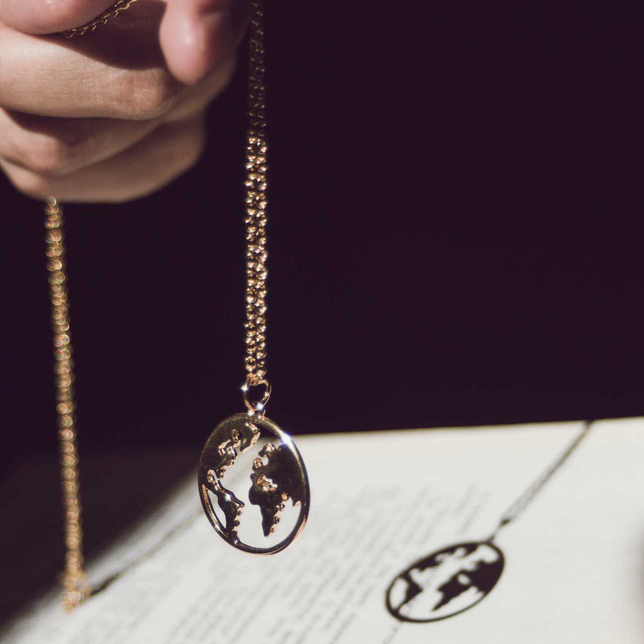 Κολιέ με μενταγιόν τη Γη