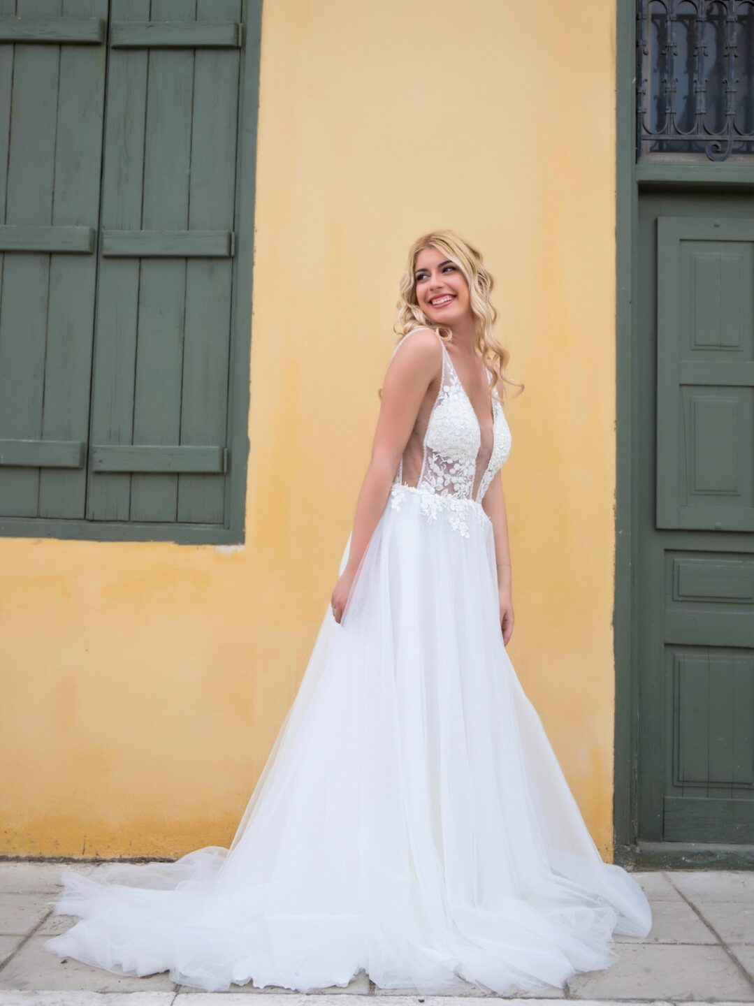 Εντυπωσιακό Νυφικό με ανοιχτή πλάτη