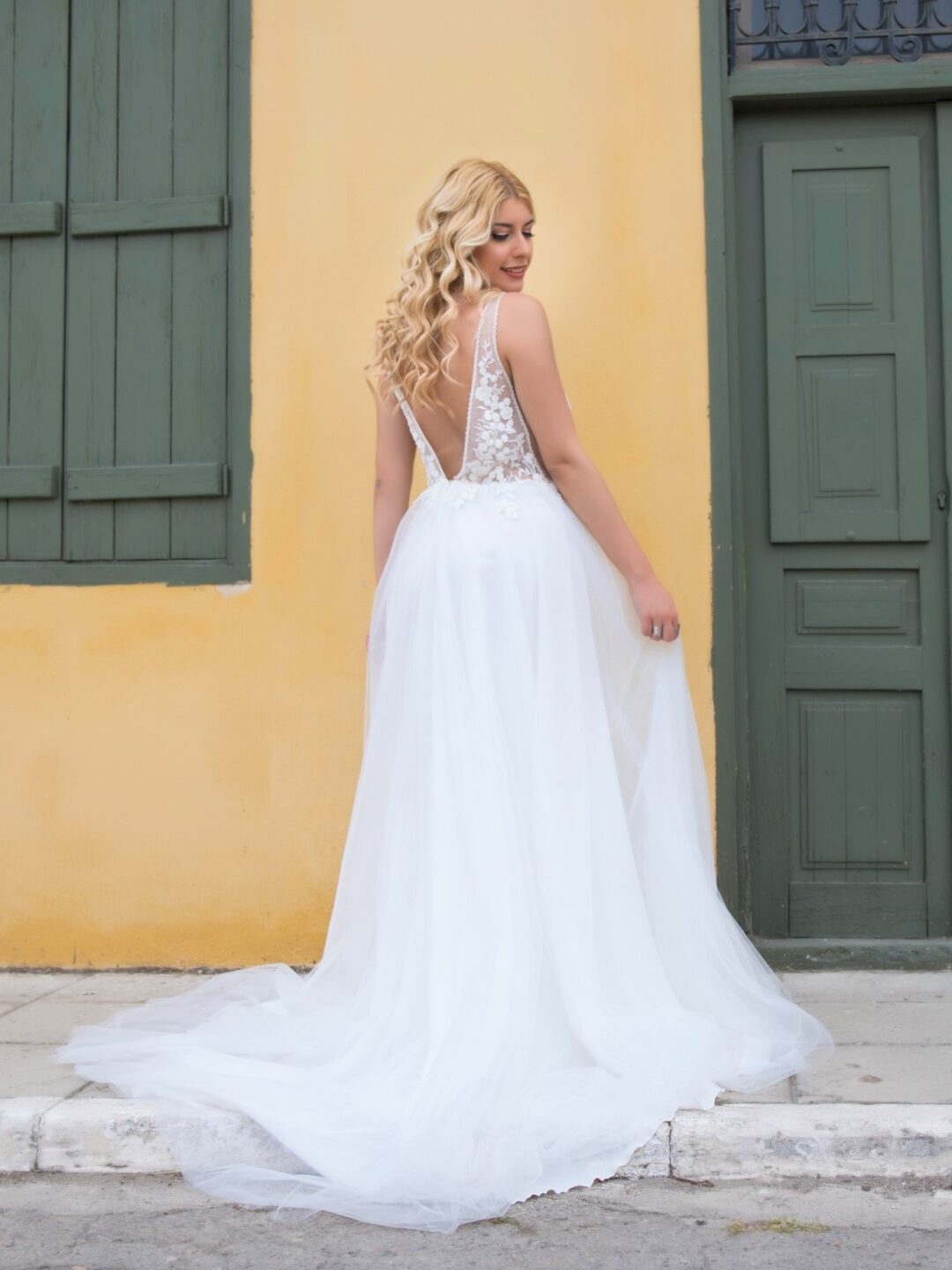 Εντυπωσιακό Νυφικό με ανοιχτή πλάτη