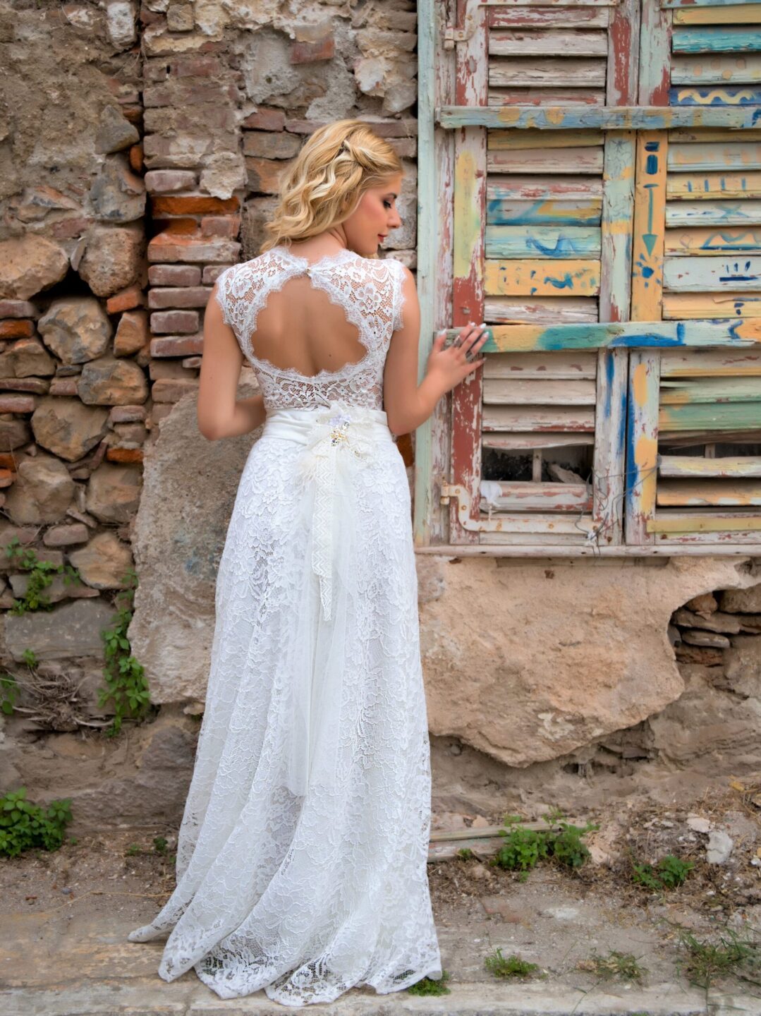 Νυφικό όλο δαντέλα σε Άλφα γραμμή