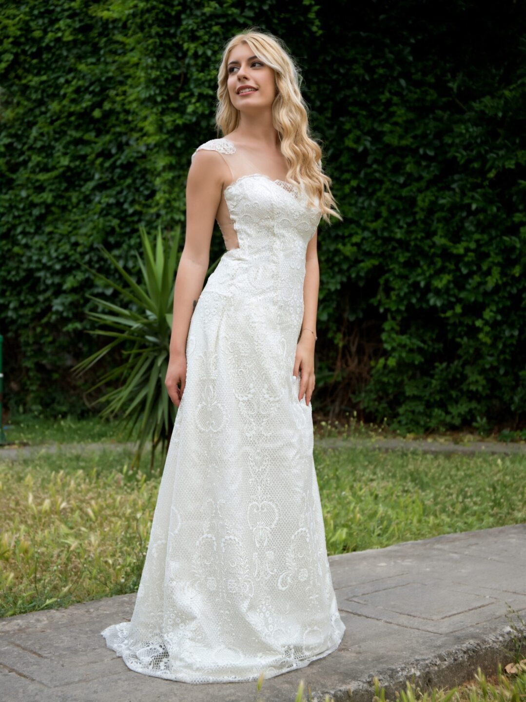 Νυφικό όλο δαντέλα με ανοιχτή πλάτη