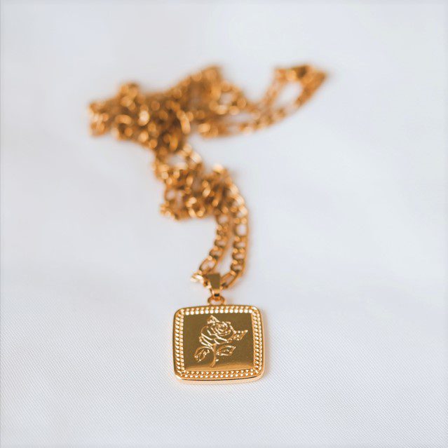 Κολιέ με τετράγωνο μενταγιόν με τριαντάφυλλο και χρυσή αλυσίδα επιχρυσωμένο με 18 καράτια. Χειροποίητη δημιουργία