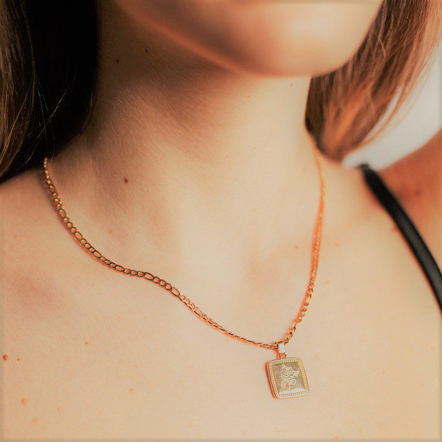 Κολιέ με τετράγωνο μενταγιόν με τριαντάφυλλο και χρυσή αλυσίδα επιχρυσωμένο με 18 καράτια. Χειροποίητη δημιουργία