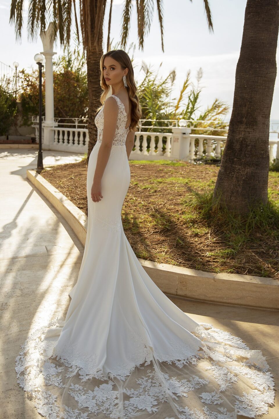Wedding-dress-702-3-1 Εντυπωσιακό γοργονέ Νυφικό με ουρά