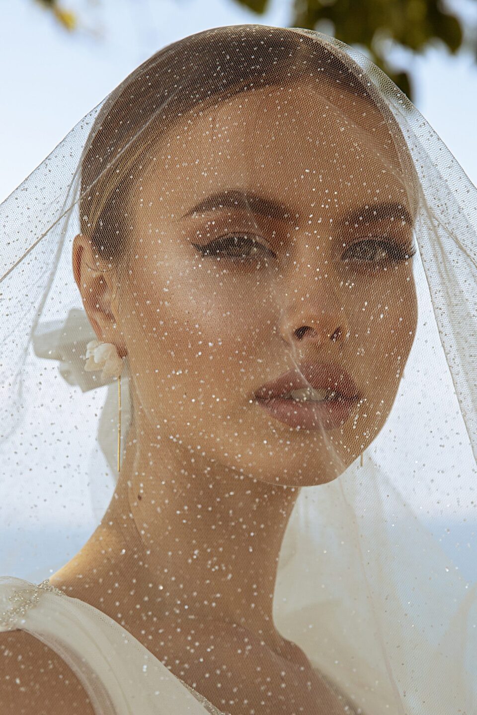 Wedding-dress-706-5 Εντυπωσιακό Νυφικό με ανοιχτή πλάτη με γκλίτερ γαλλικό τούλι