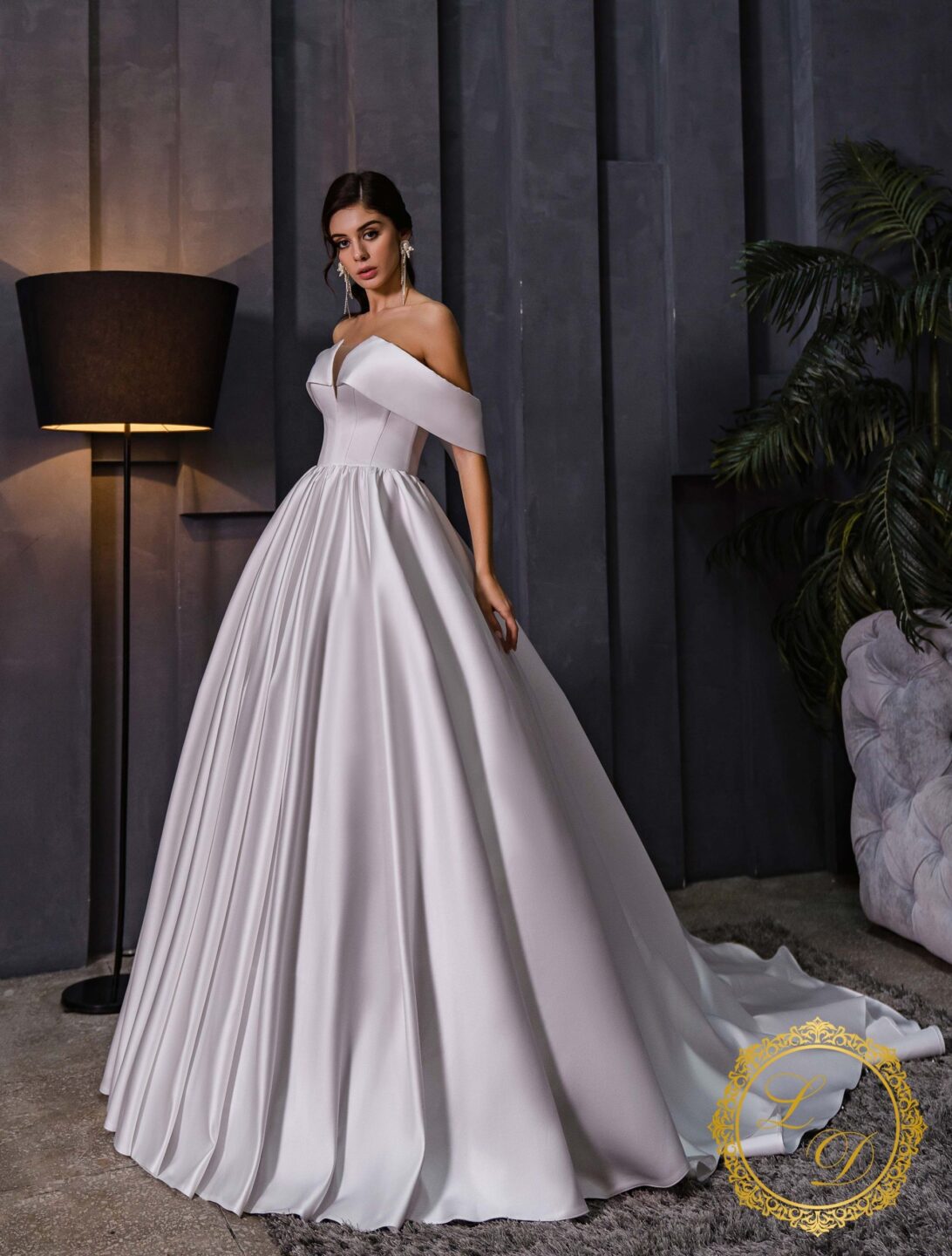 Πριγκιπικό νυφικό έξωμο σε κρεπ σατέν με ουρά