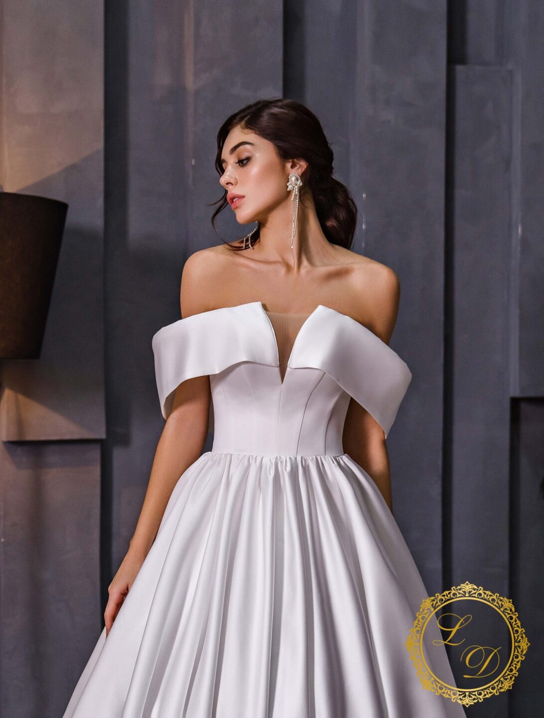 312-2-1-scaled Πριγκιπικό νυφικό έξωμο σε κρεπ σατέν με ουρά