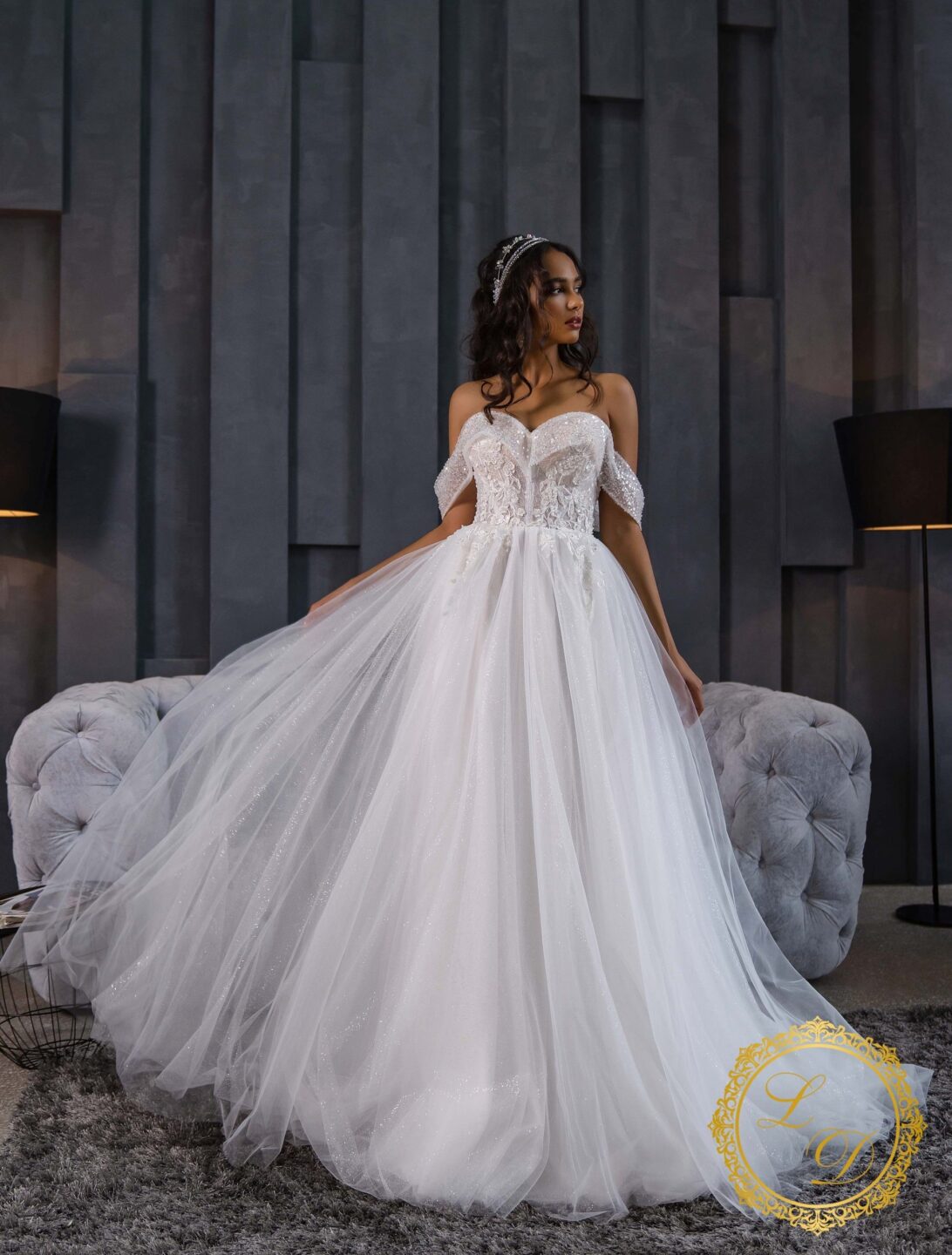 Πριγκιπικό νυφικό έξωμο σε γκλίτερ τούλι