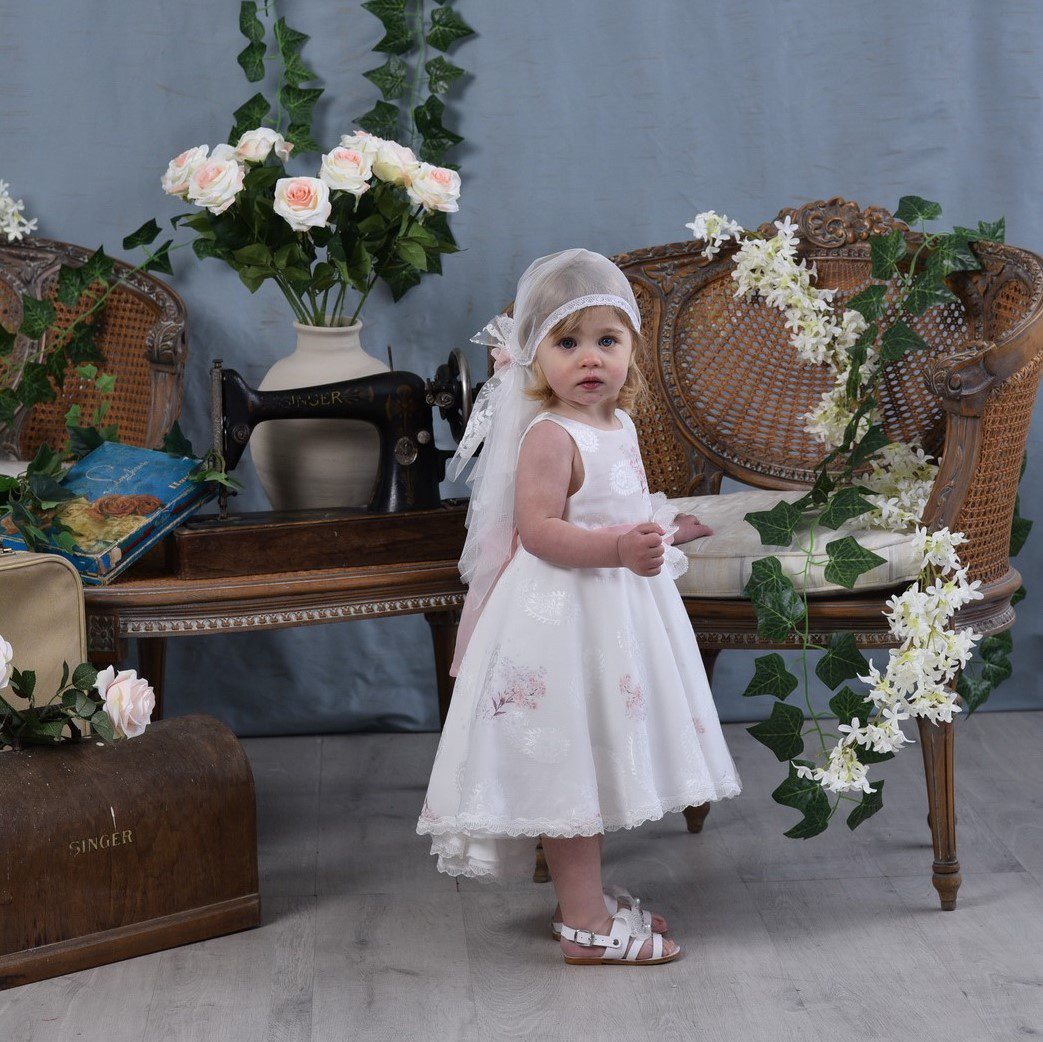 Βαπτιστικό φόρεμα με ουρά σε άσπρο