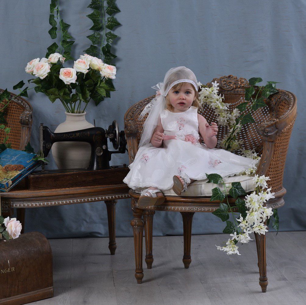 Βαπτιστικό φόρεμα με ουρά σε άσπρο