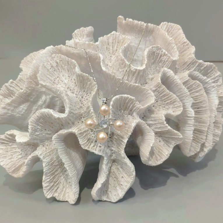 Ασημένιος σταυρός με πέρλες και ζιργκόν