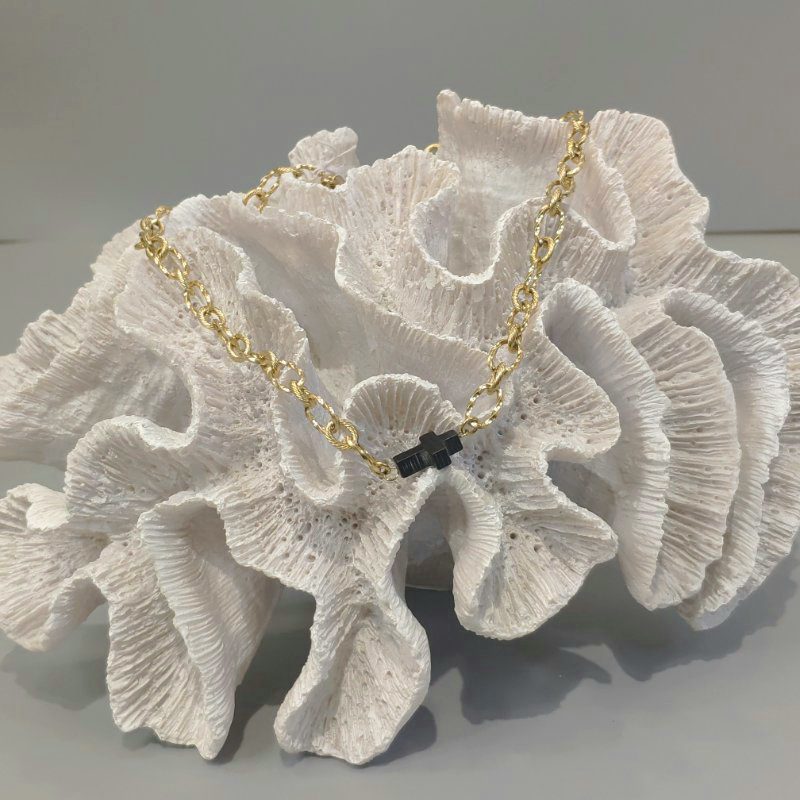 Επίχρυσο κολιέ κρίκοι και μαύρο σταυρό