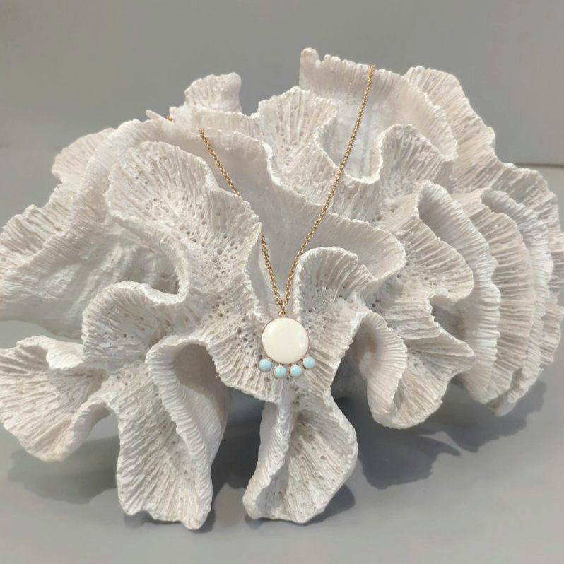 Κολιέ με μενταγιόν από εκρού σμάλτο