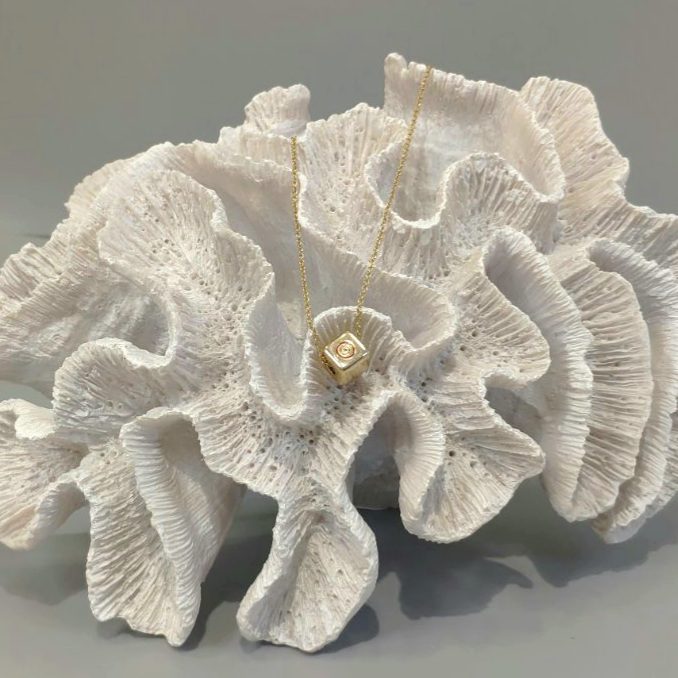 Επίχρυσο κολιέ με κύβο