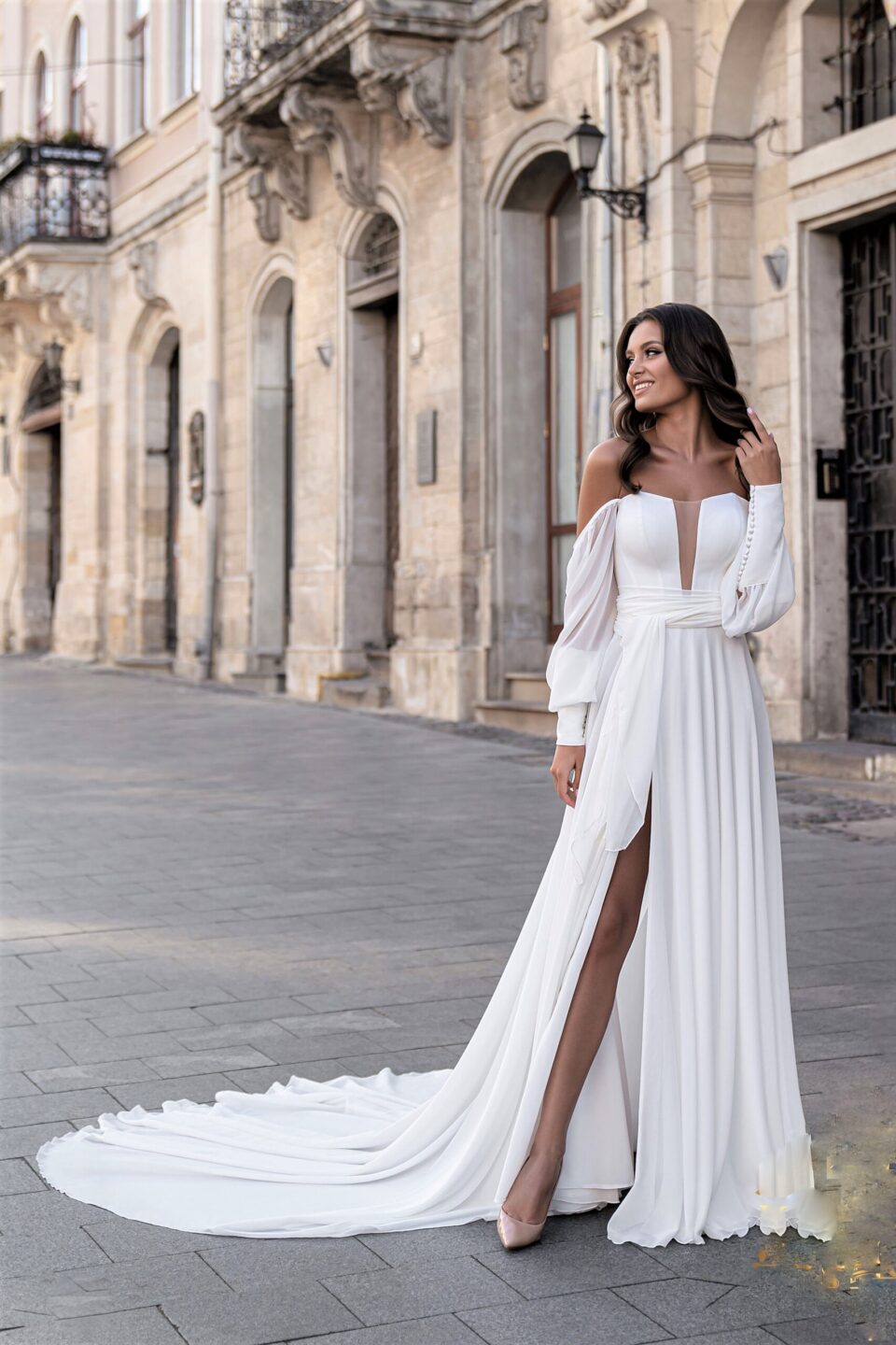 Αέρινο νυφικό έξωμο με μανίκι