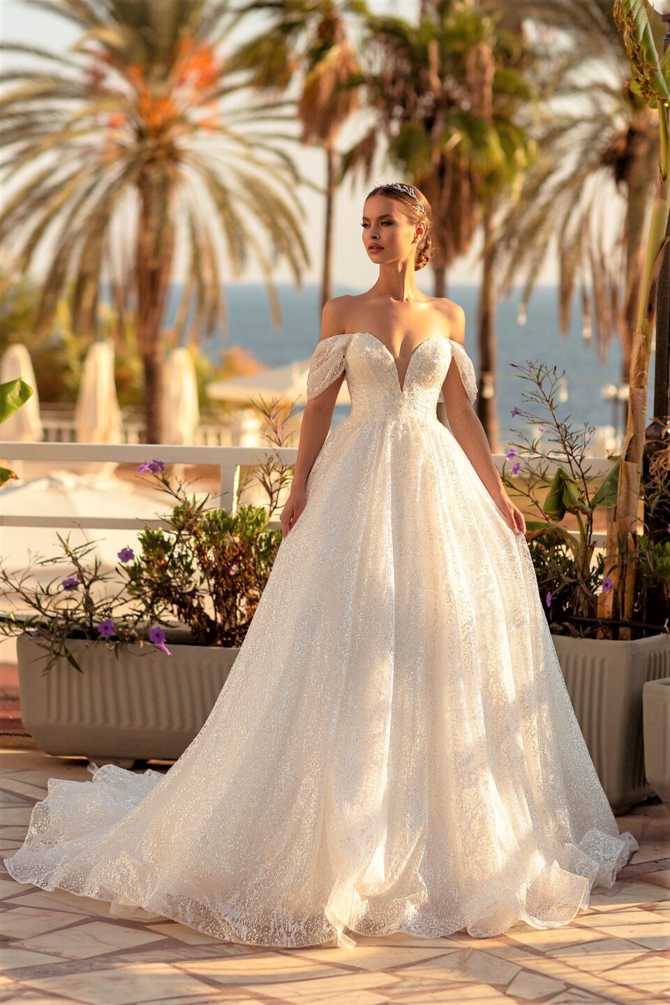 Ρομαντικό νυφικό στράπλες με γκλίτερ τούλι