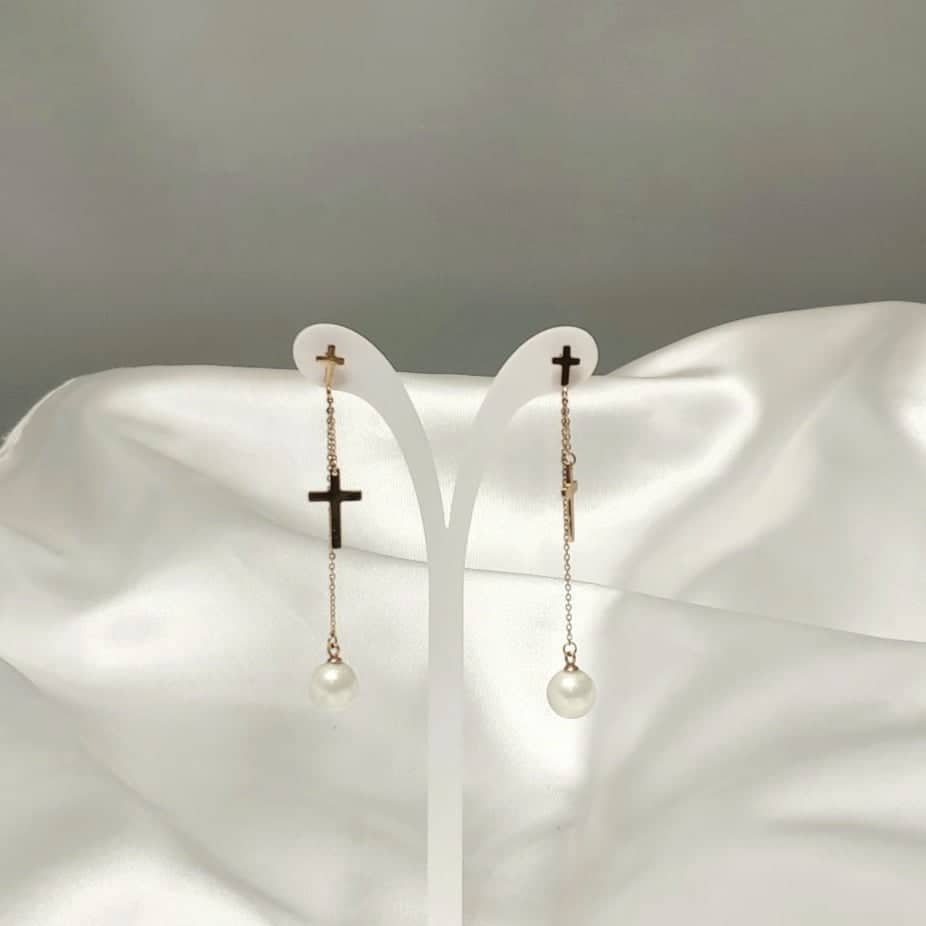 Μακριά σκουλαρίκια με σταυρουδάκια και πέρλες