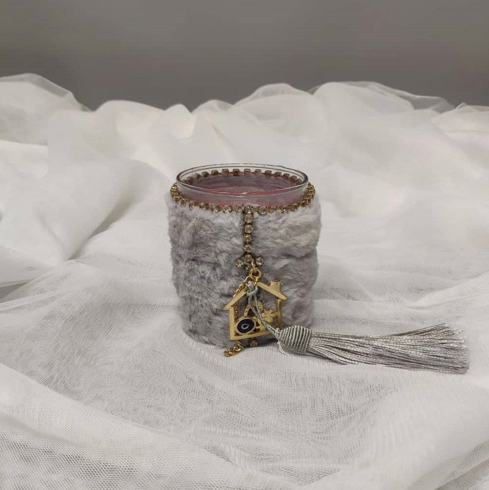 Γούρι 2023 κερί με επίχρυσο γούρι, με γκρι γουνάκι και μεταξωτή φούντα. 9x7 εκ. Ένα πολυτελές γούρι, ιδανικό δώρο για το σπίτι ή το γραφείο