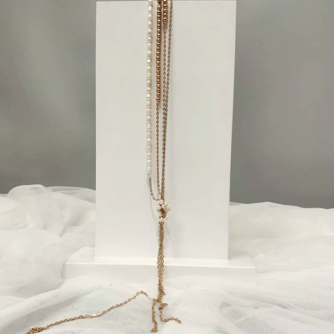 Μακρύ κολιέ με σειρές αλυσίδες και μαργαριτάρια, μήκος 70 εκ.