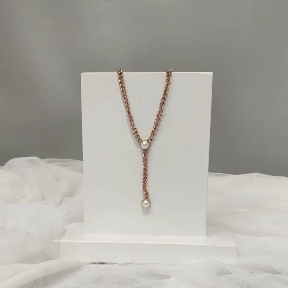 Μακρύ κολιέ με μαργαριτάρια σε επιχρυσωμένο ατσάλι