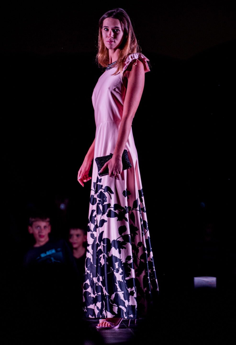 Maxi φόρεμα σατέν με έναν ώμο