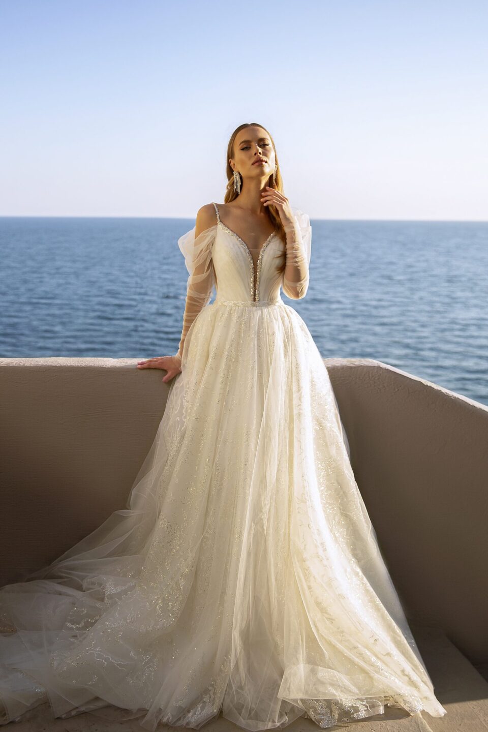 Εντυπωσιακό νυφικό με γκλίτερ τούλι και στρας