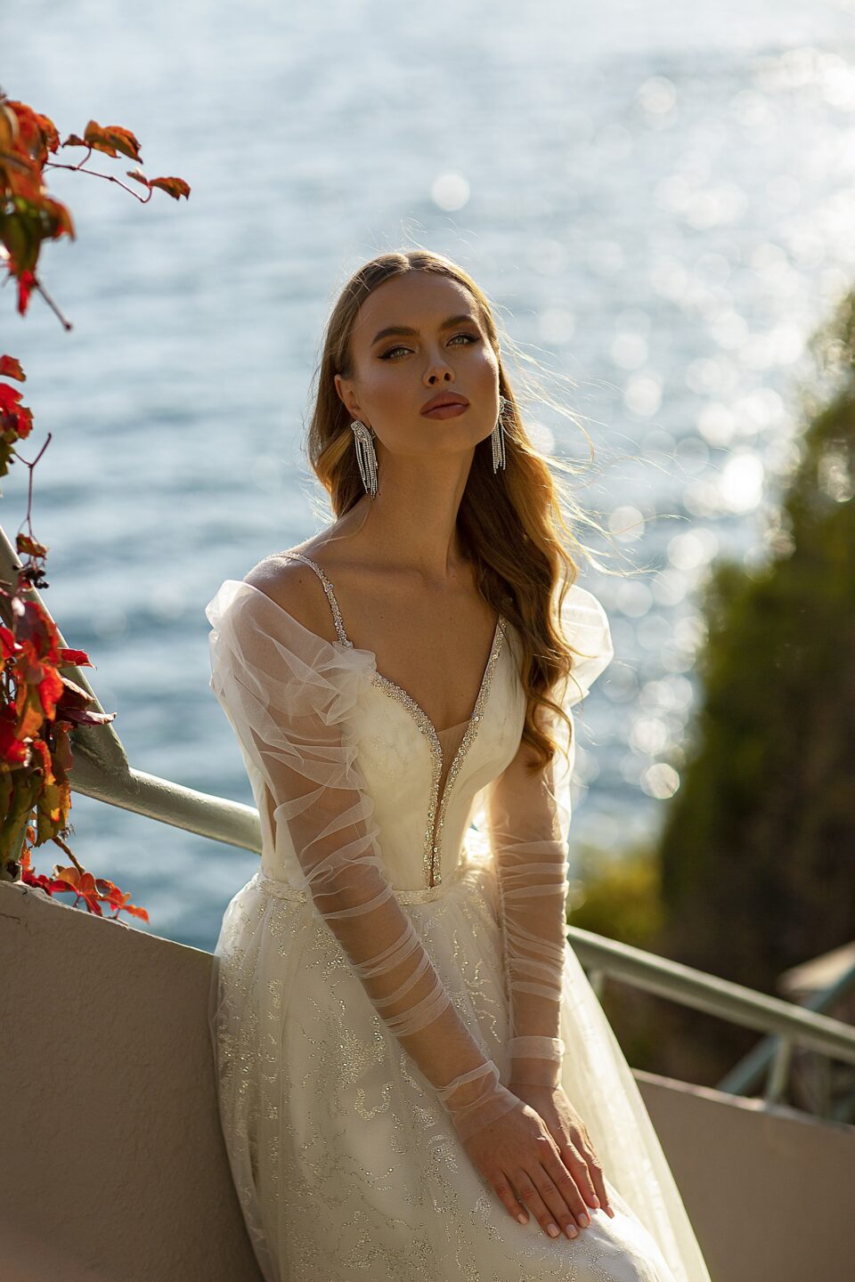 Εντυπωσιακό νυφικό με γκλίτερ τούλι και στρας