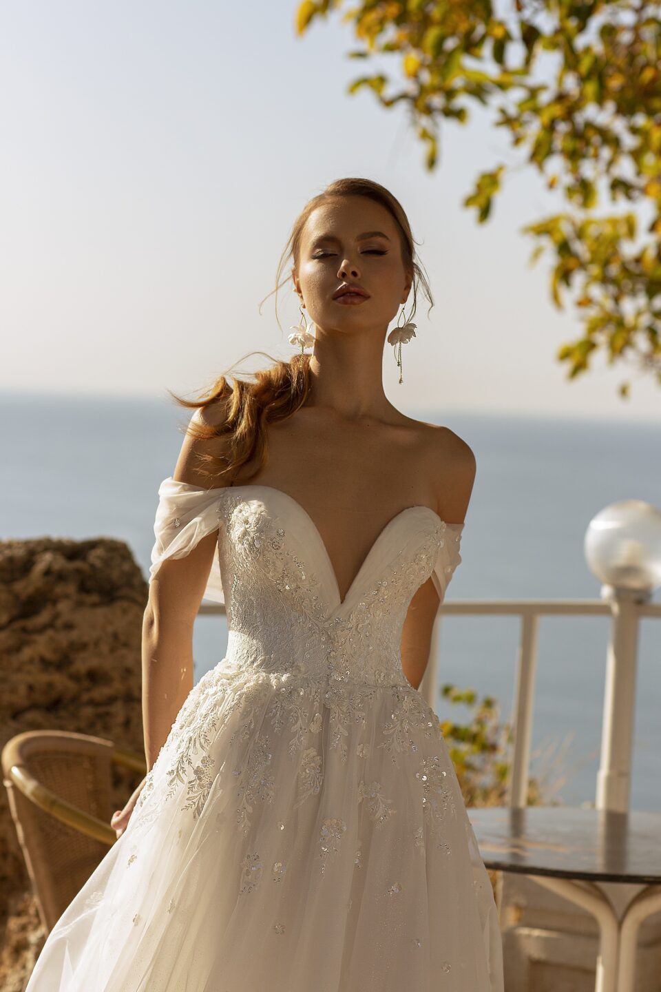 Ρομαντικό νυφικό στράπλες με γκλίτερ τούλι