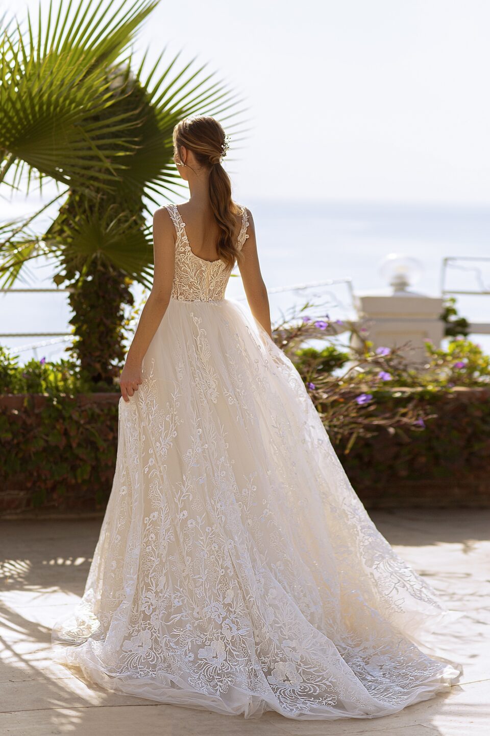 Wedding-dress-718-2 Πριγκηπικό νυφικό όλο με κεντημένη δαντέλα