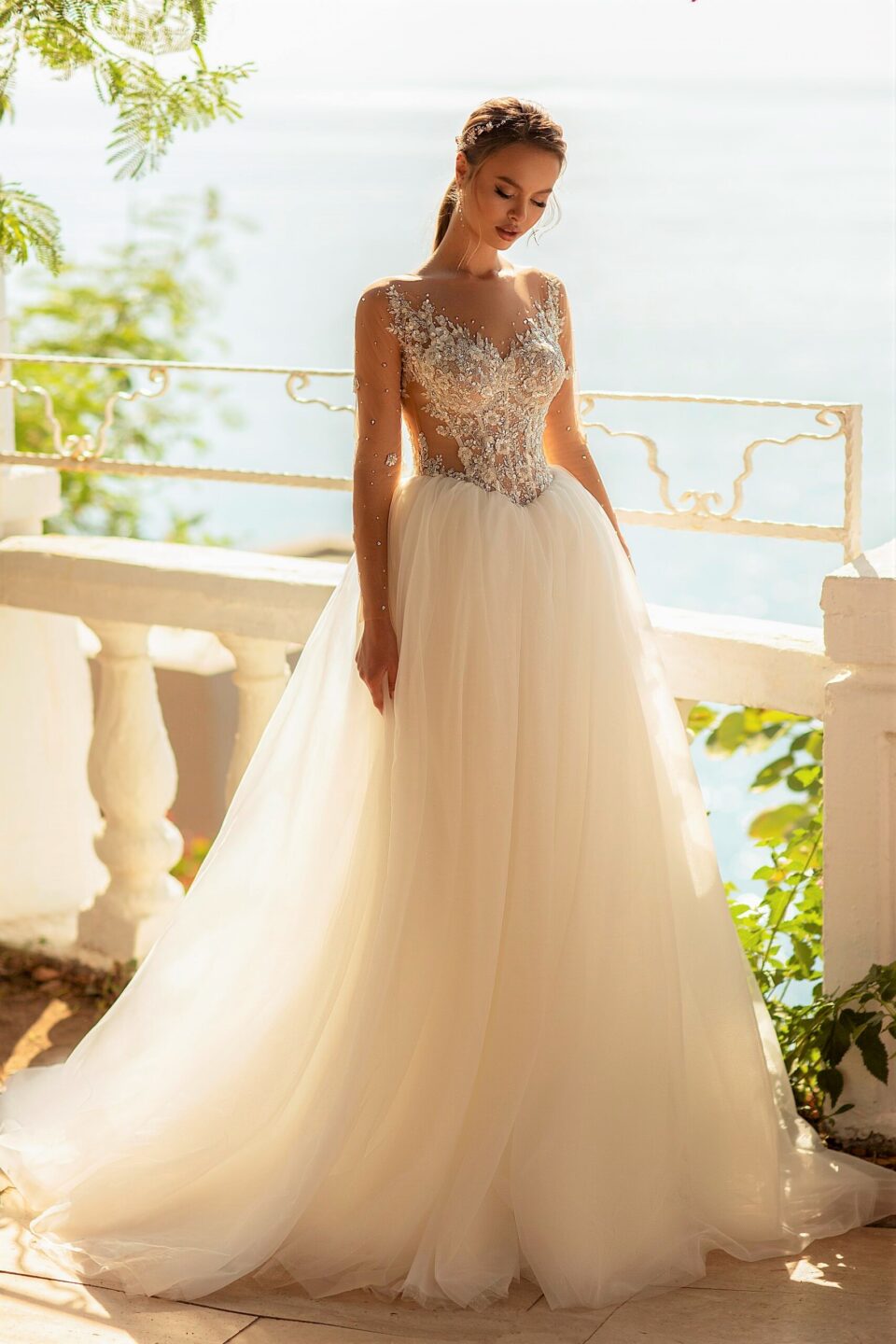 Εντυπωσιακό νυφικό με κεντημένο μπούστο σε διαφάνεια soleil