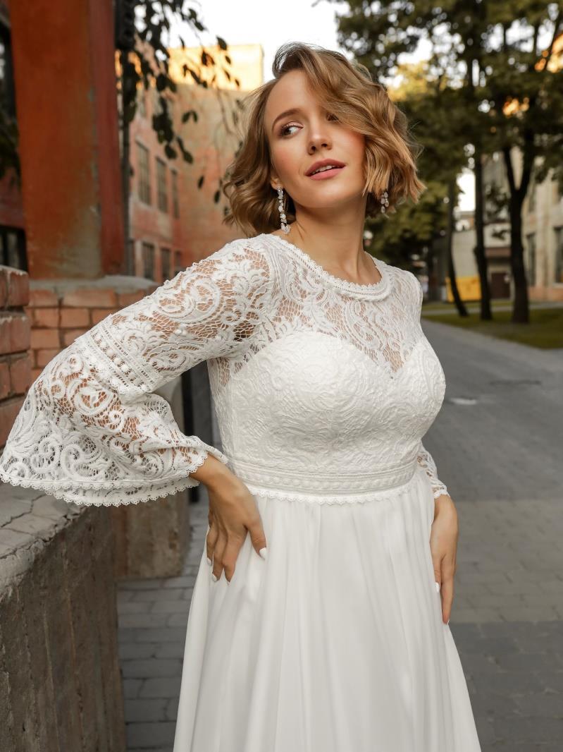 Νυφικό φόρεμα με μπούστο και μανίκι όλο δαντέλα