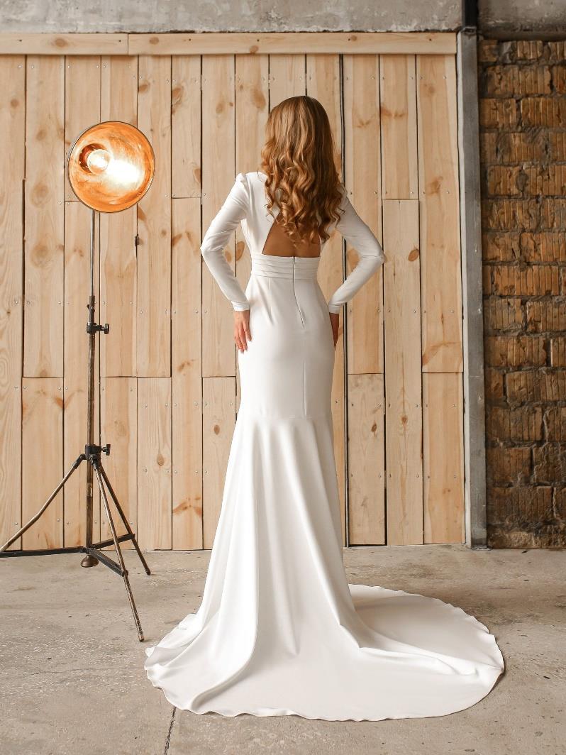 Εντυπωσιακό νυφικό φόρεμα με ουρά και μανίκι
