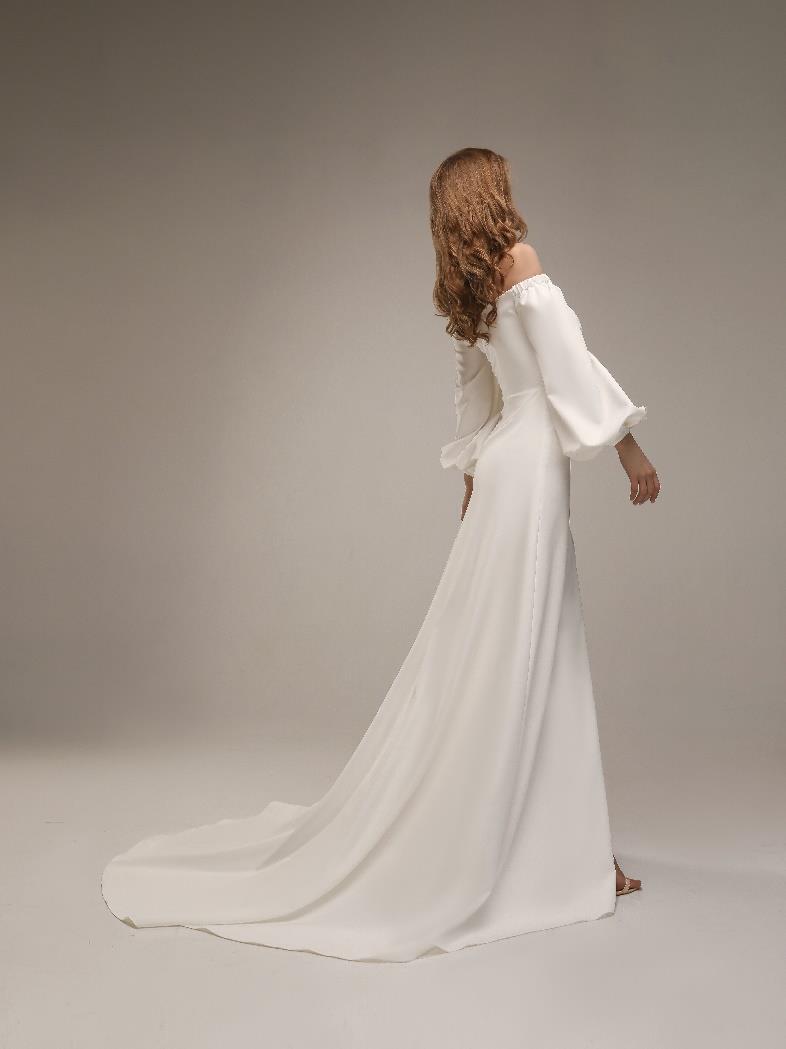 Μεταξωτό νυφικό φόρεμα έξωμο με μανίκι