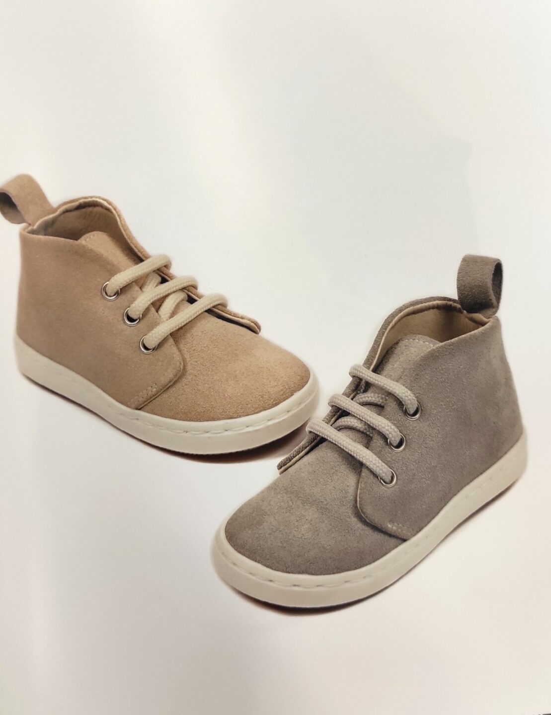 Χειροποίητο βαπτιστικό παπούτσι Babywalker  σουέτ μποτάκι . Με δερμάτινο ανατομικό πάτο για ξεκούραστο περπάτημα, κατάλληλο για τα πρώτα βήματα του παιδιού. Ελληνικής ραφής