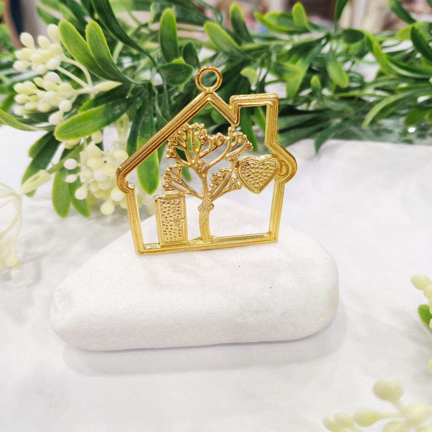 Μπομπονιέρα σπιτάκι σε τεχνητό βότσαλο