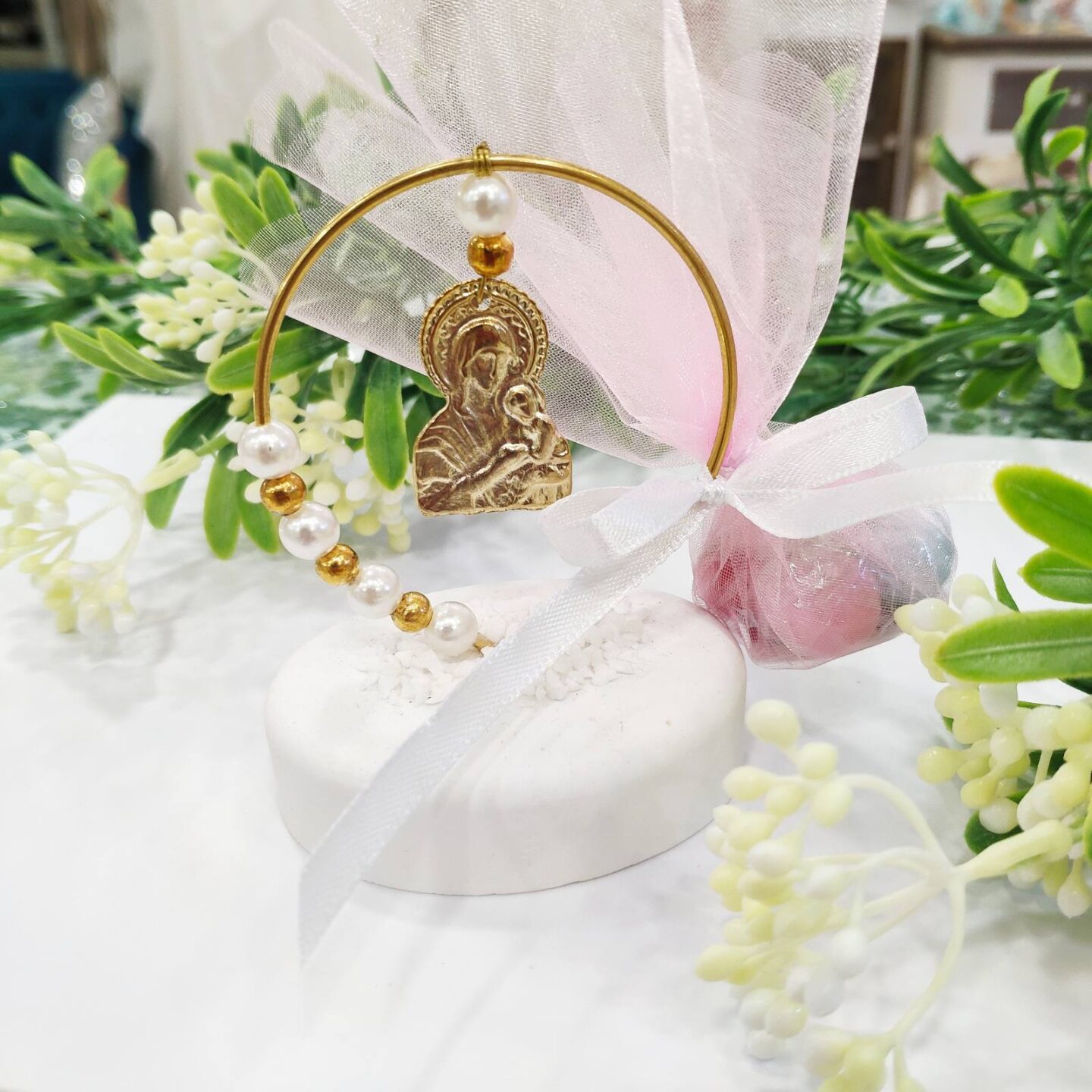 Μπομπονιέρα με κρεμαστό και πέρλες σε τεχνητό βότσαλο