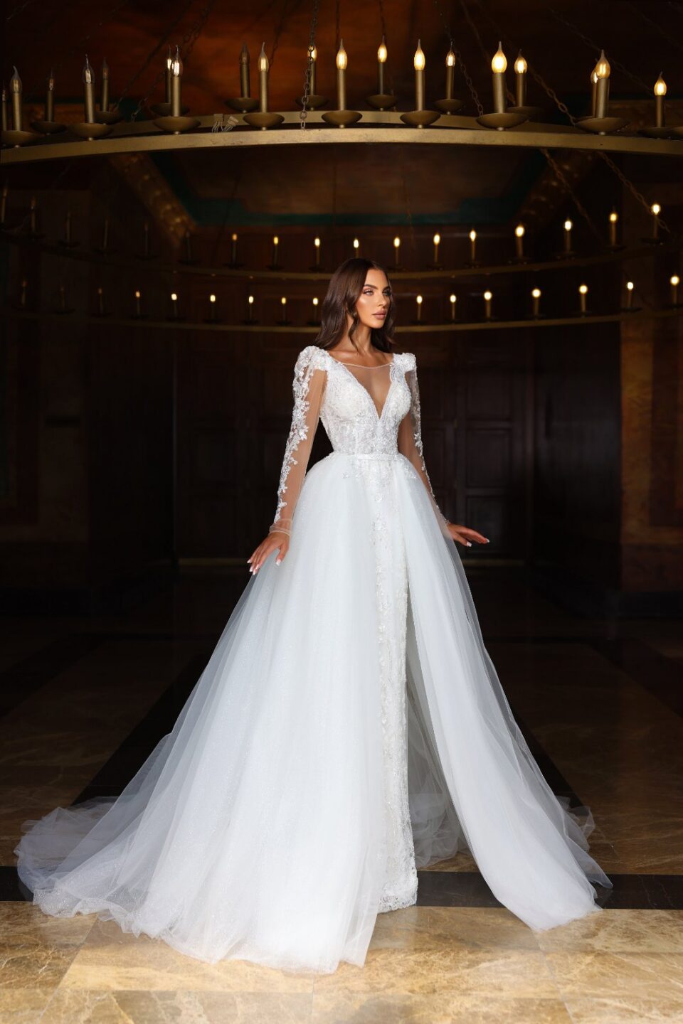 Εντυπωσιακό νυφικό με αποσπώμενη ουρά