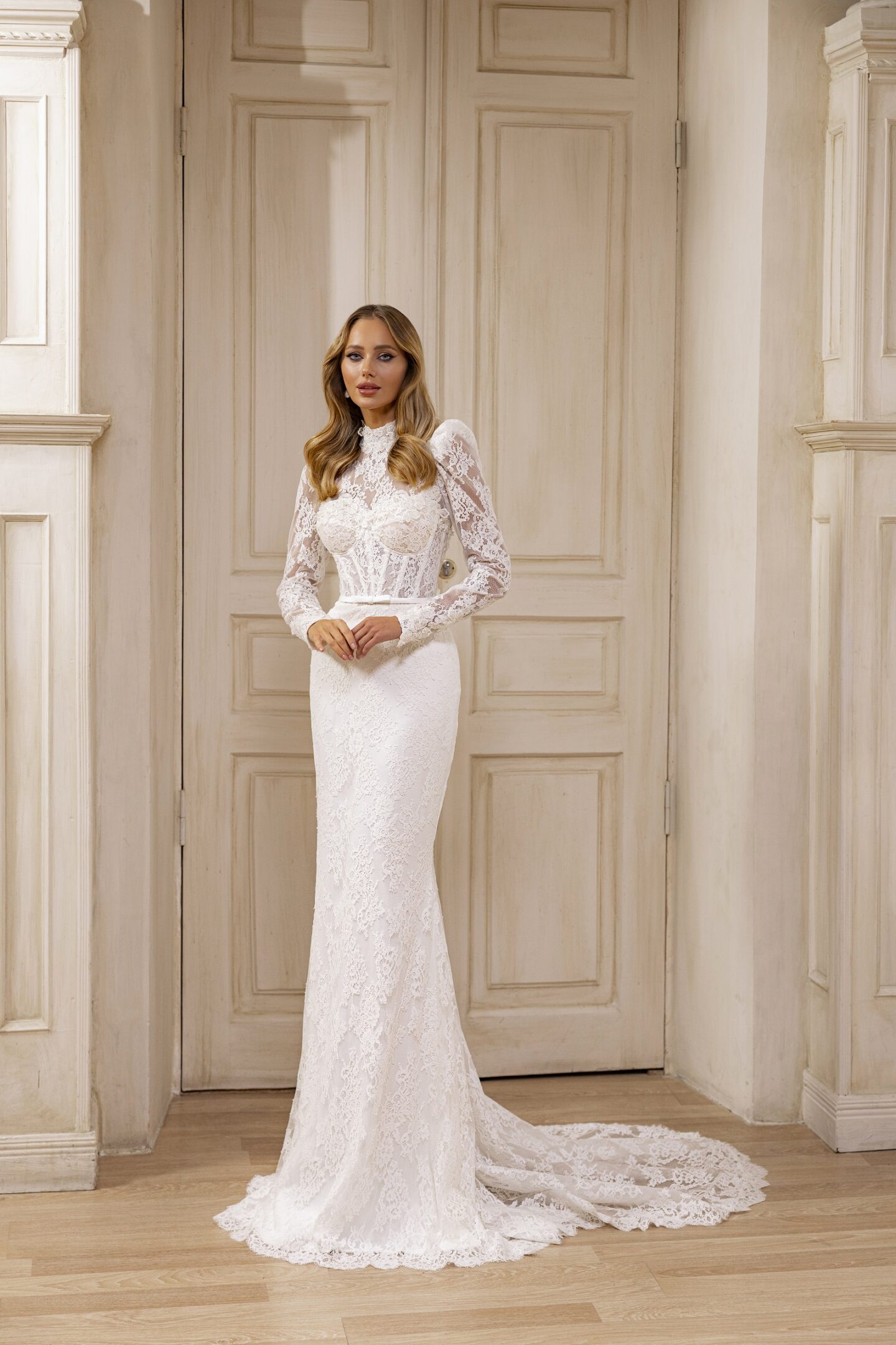 Γοργονέ νυφικό με δαντέλα και ουρά