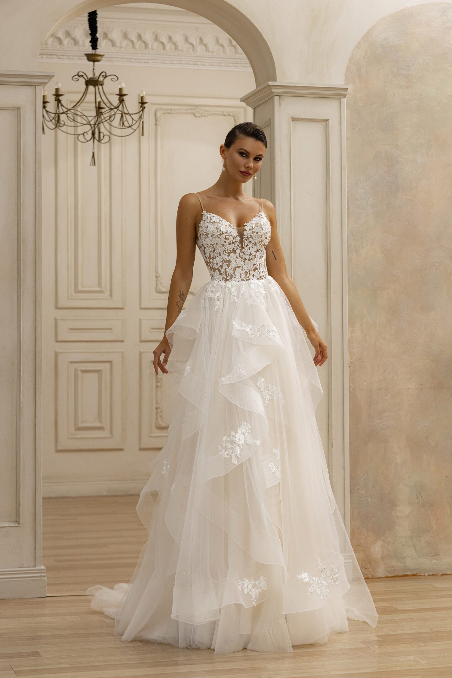 Εντυπωσιακό νυφικό με floral λεπτομέρειες