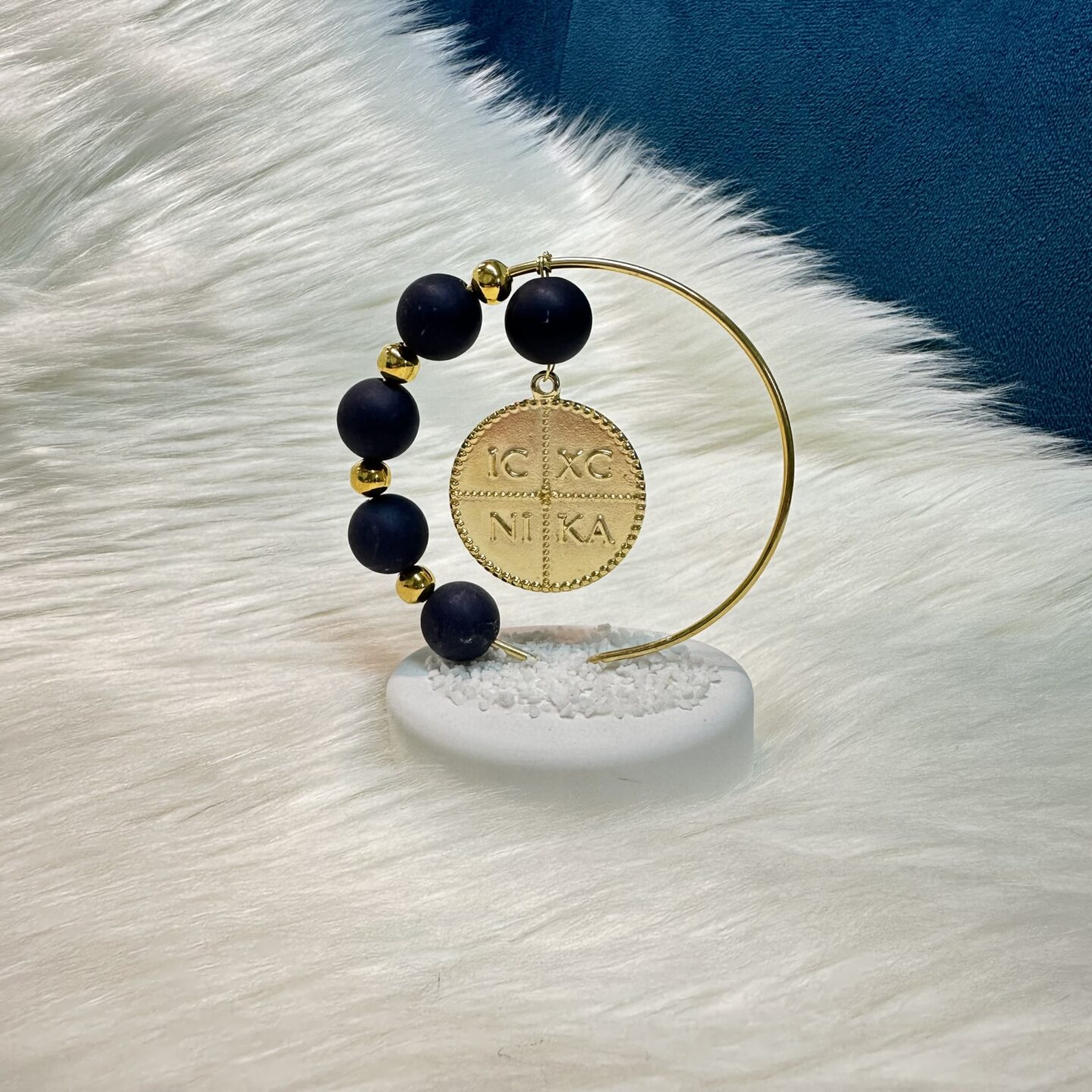 Μπομπονιέρα με κωνσταντινάτο σε τεχνητό βότσαλο