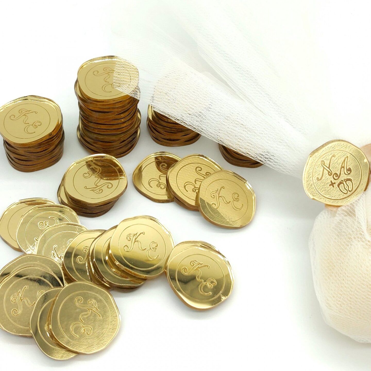 Μπομπονιέρα κονκάρδα plexiglass με μονογράμματα